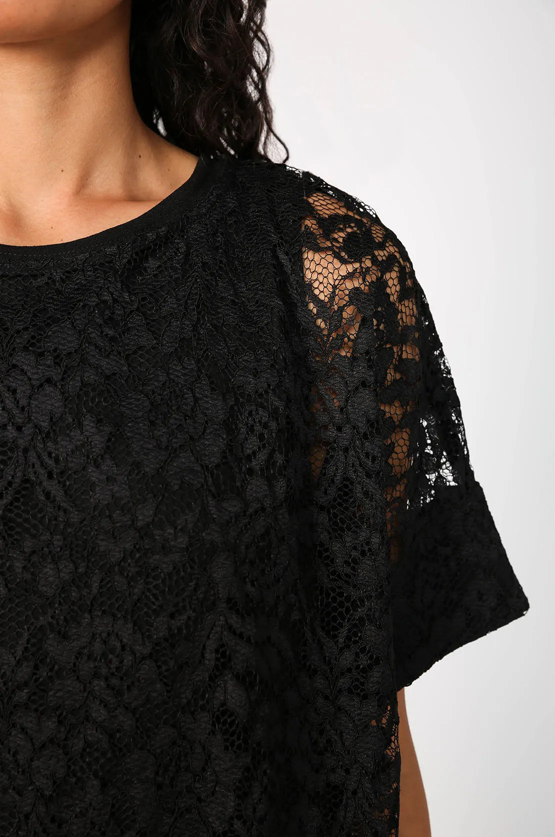 followed crop / black lace