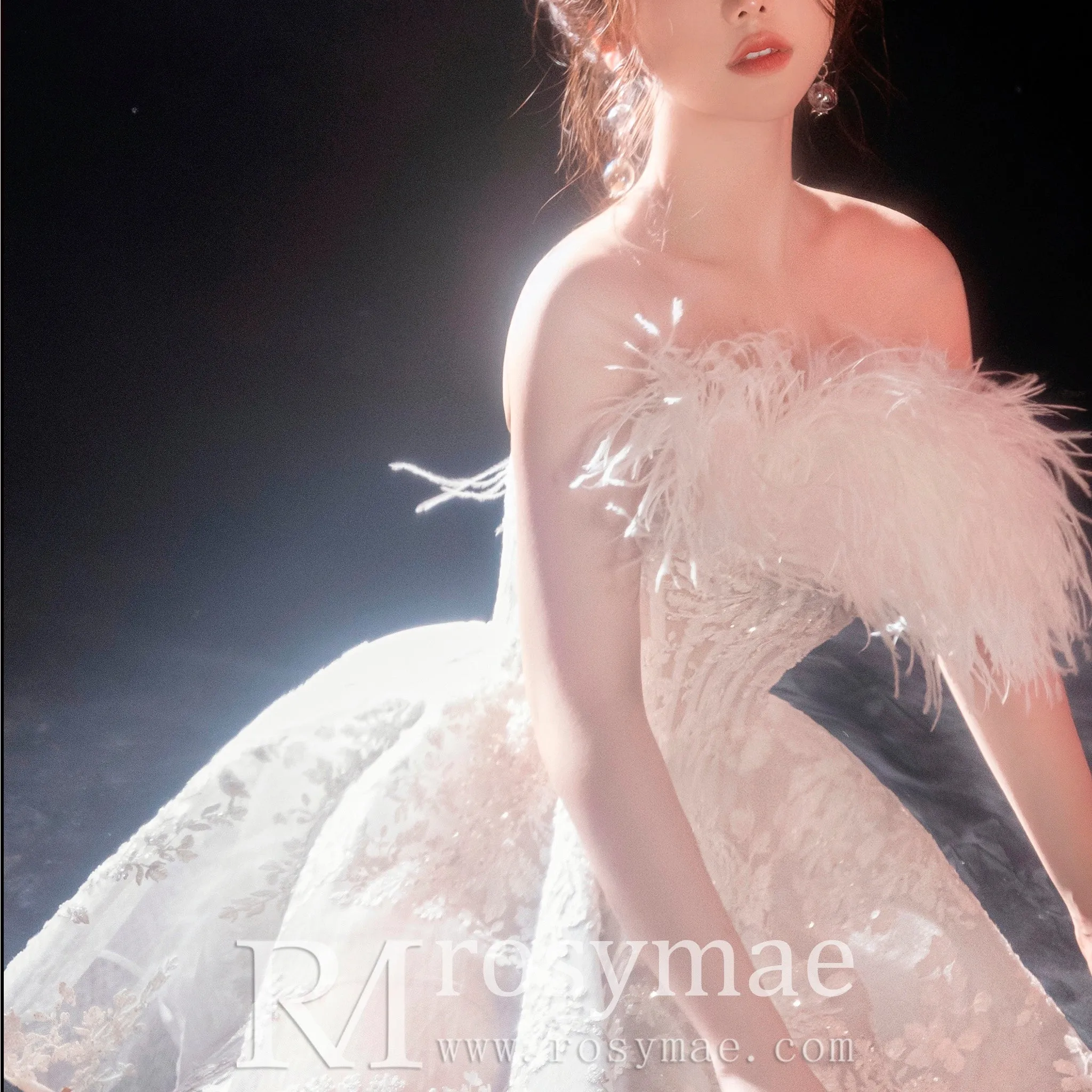 Sexy Leg Length Short Wedding Dress with Ostrich Feather