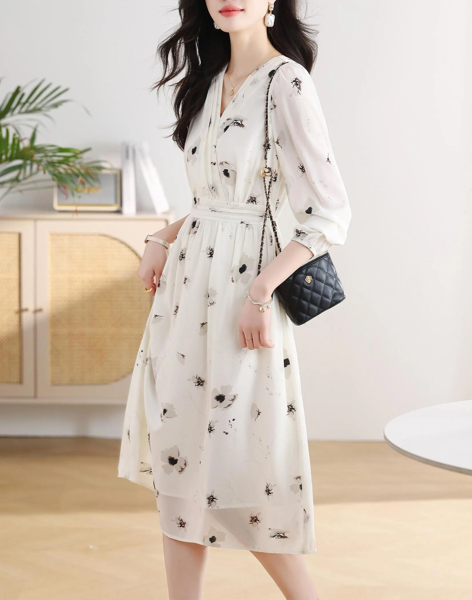 Stunning Floral Print Chiffon Dress with Slimming Waist and Mesh Detail