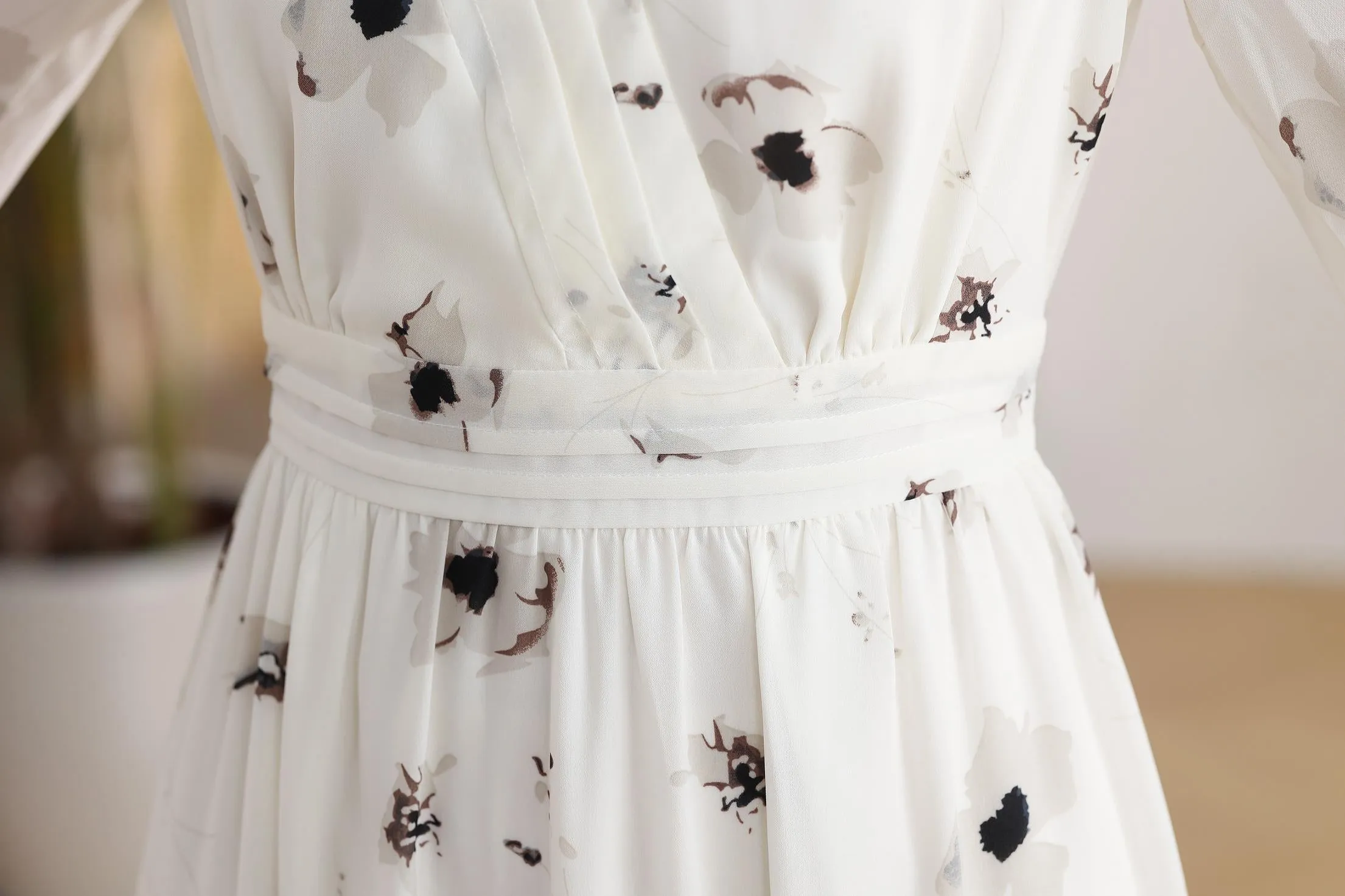 Stunning Floral Print Chiffon Dress with Slimming Waist and Mesh Detail
