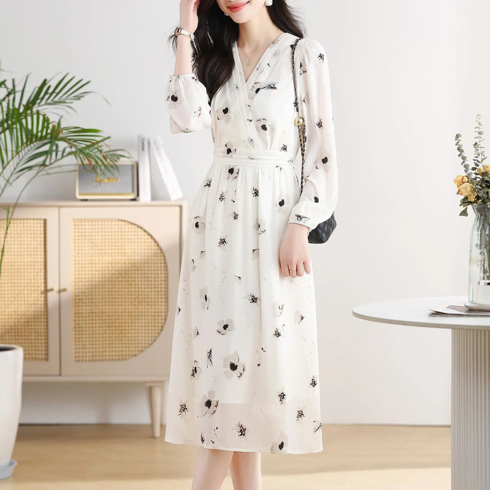 Stunning Floral Print Chiffon Dress with Slimming Waist and Mesh Detail