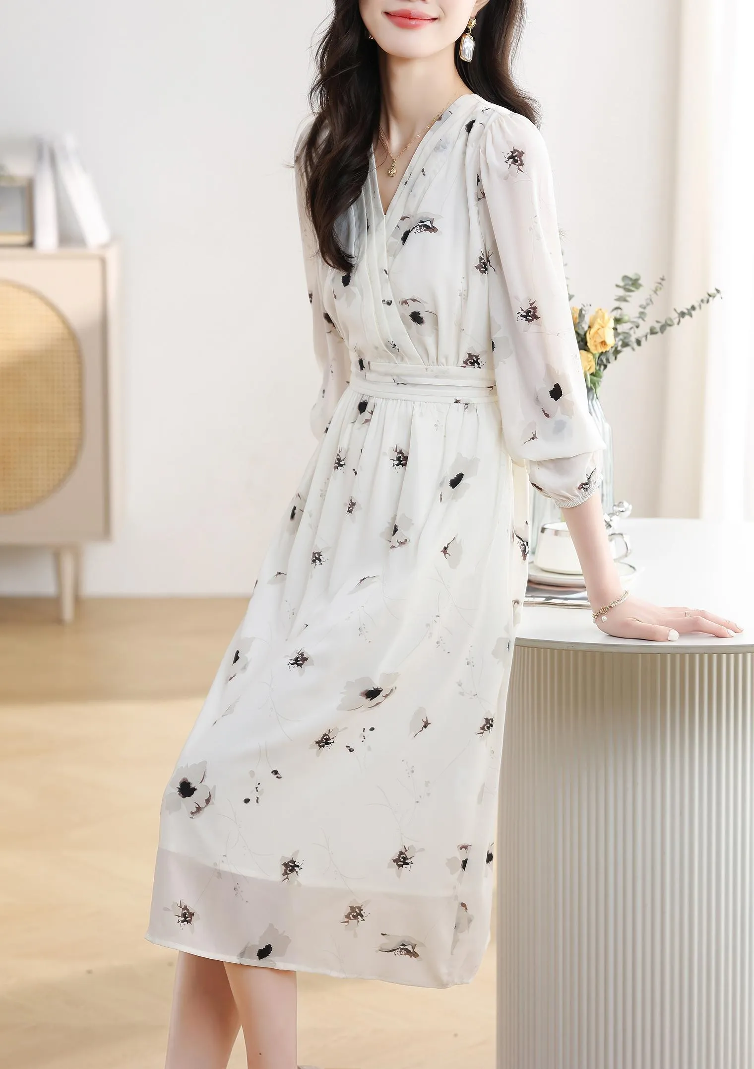 Stunning Floral Print Chiffon Dress with Slimming Waist and Mesh Detail