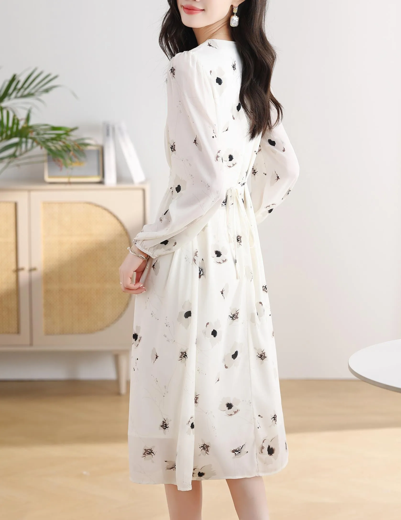 Stunning Floral Print Chiffon Dress with Slimming Waist and Mesh Detail