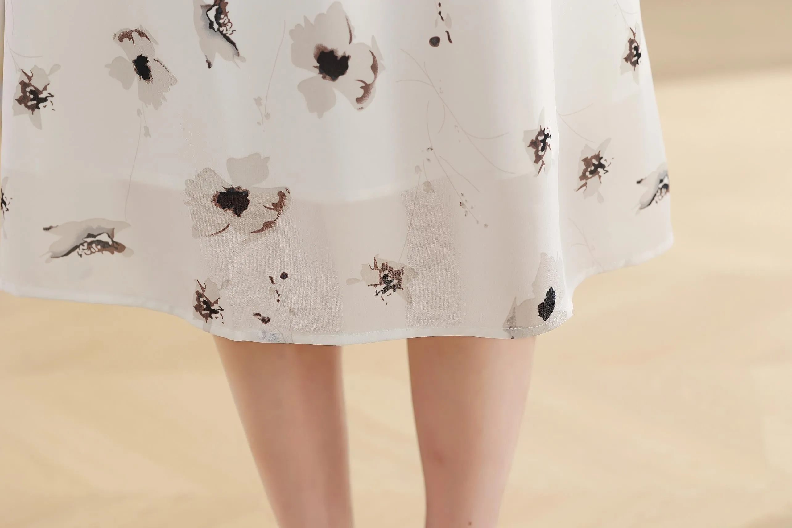 Stunning Floral Print Chiffon Dress with Slimming Waist and Mesh Detail