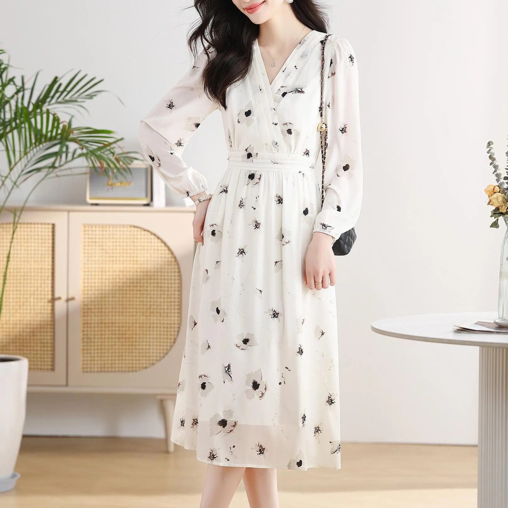 Stunning Floral Print Chiffon Dress with Slimming Waist and Mesh Detail