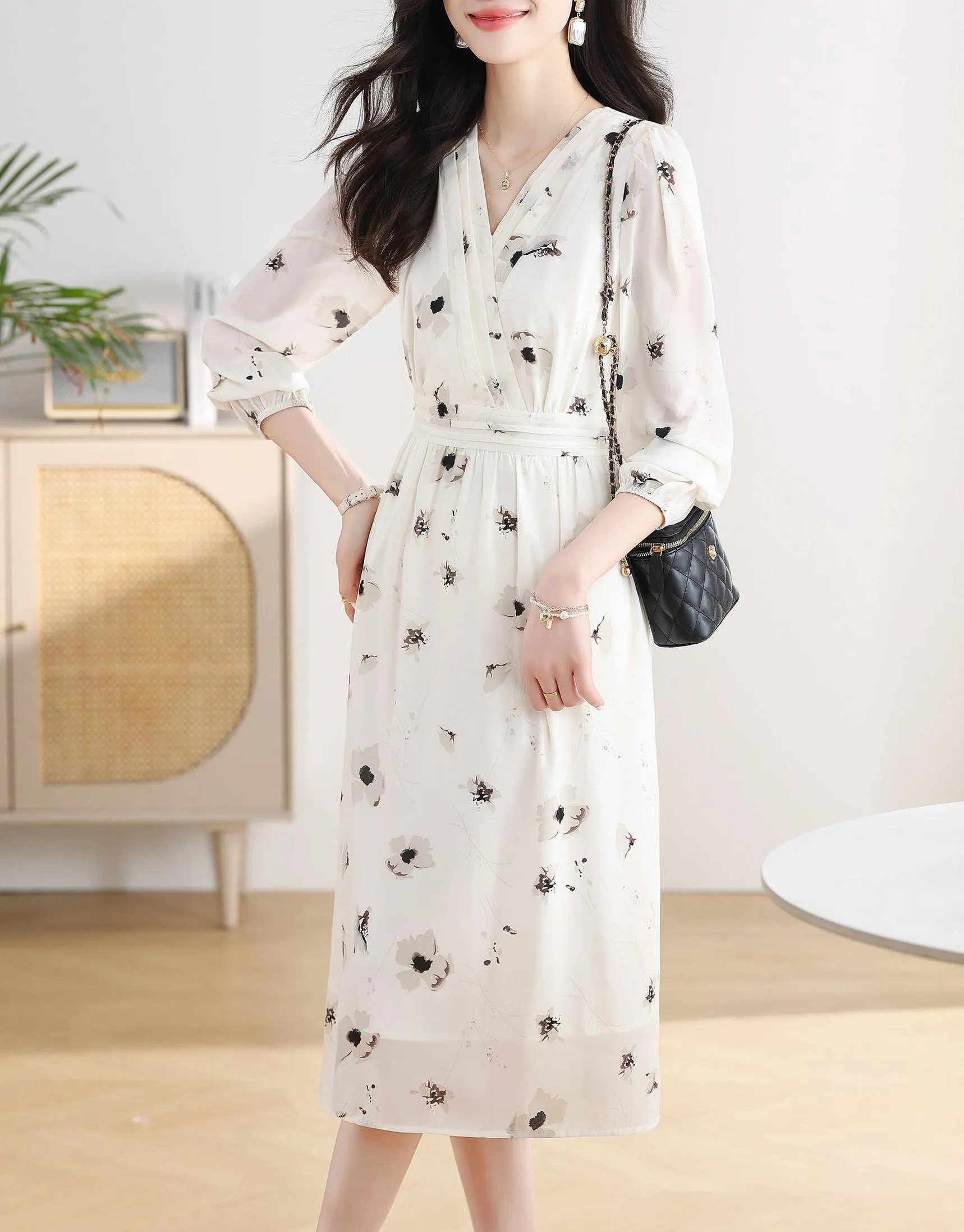 Stunning Floral Print Chiffon Dress with Slimming Waist and Mesh Detail