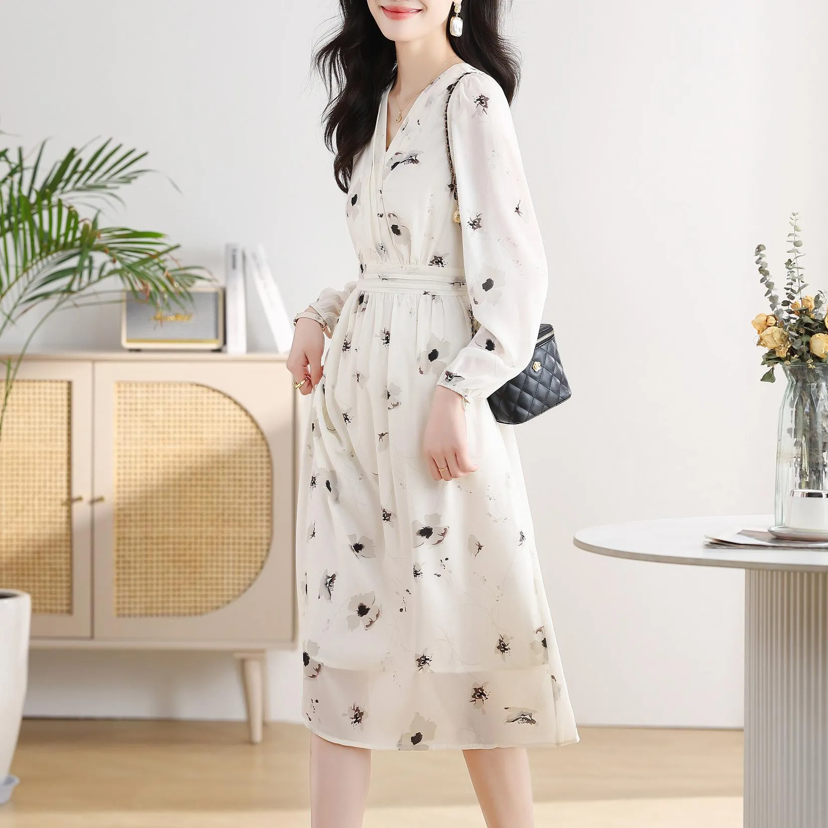 Stunning Floral Print Chiffon Dress with Slimming Waist and Mesh Detail