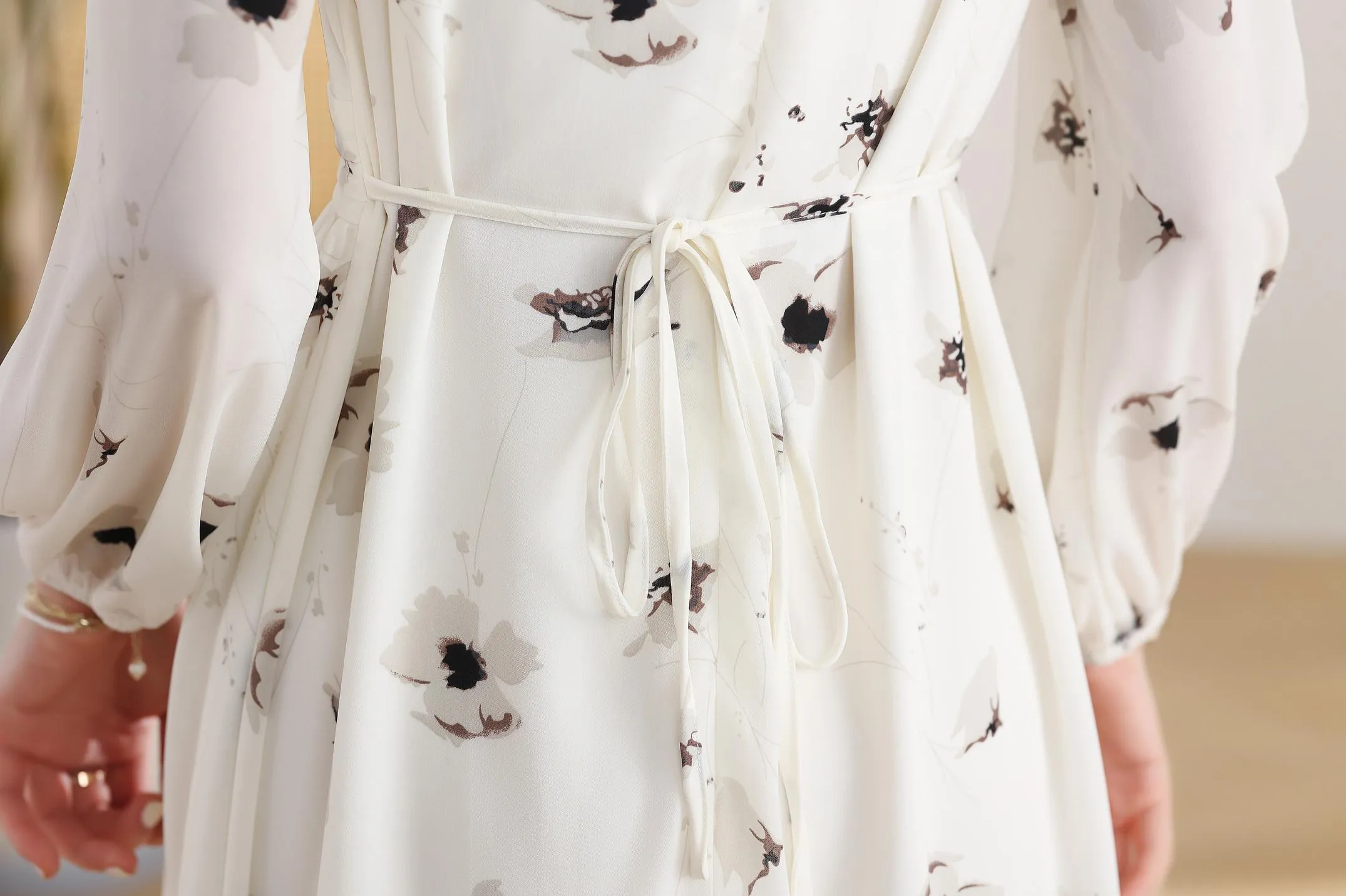 Stunning Floral Print Chiffon Dress with Slimming Waist and Mesh Detail