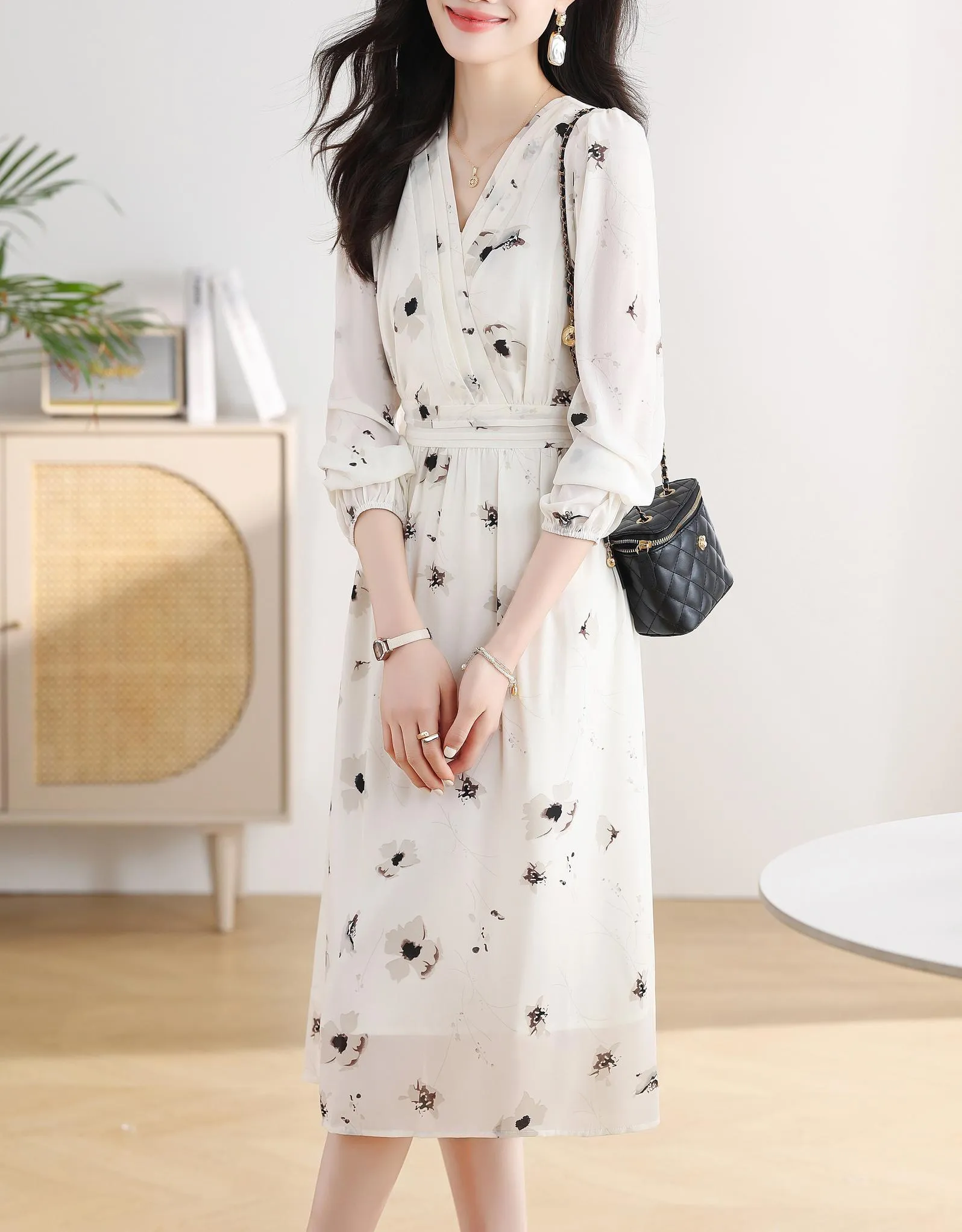 Stunning Floral Print Chiffon Dress with Slimming Waist and Mesh Detail